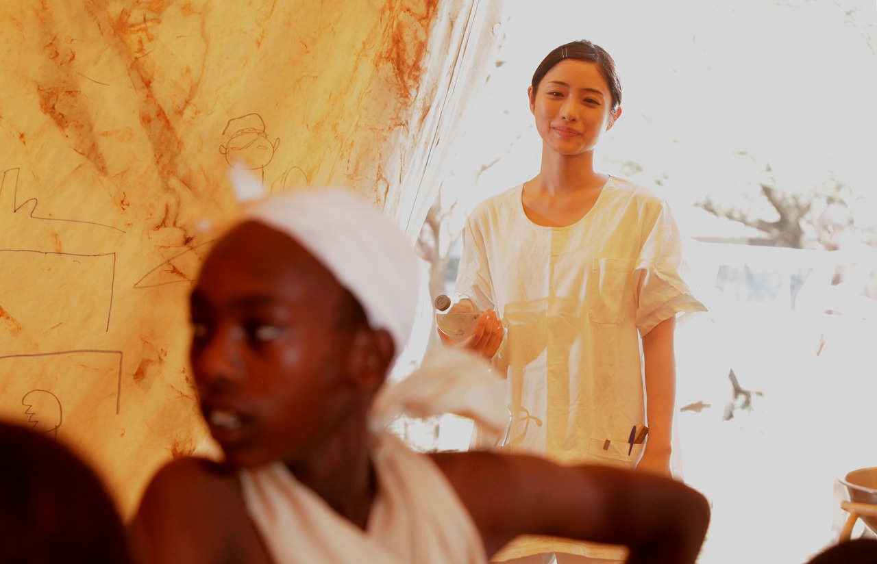 迎风而立的狮子剧照的剧照