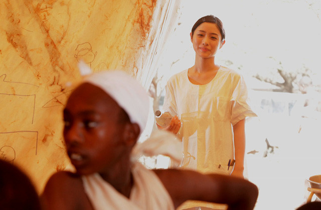 迎风而立的狮子剧照的剧照