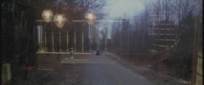 守墓屋剧照的剧照