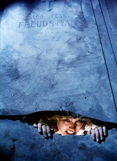 守墓屋剧照的剧照