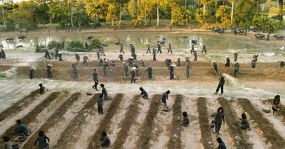 他们先杀了我父亲：一个柬埔寨女儿的回忆录剧照的剧照