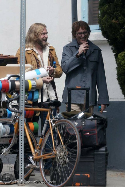 别担心，他不会走远的剧照的剧照