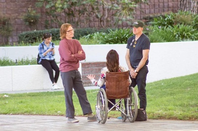 别担心，他不会走远的剧照的剧照