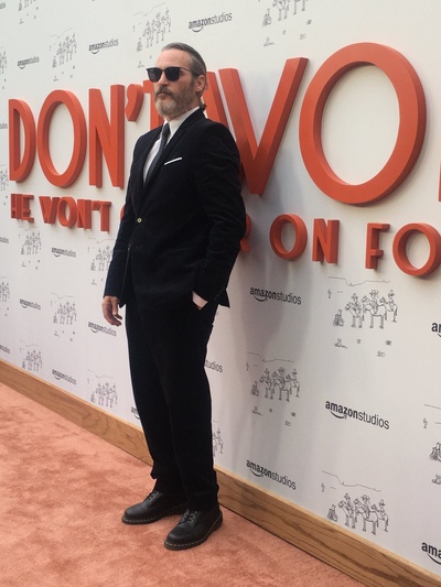 别担心，他不会走远的剧照的剧照