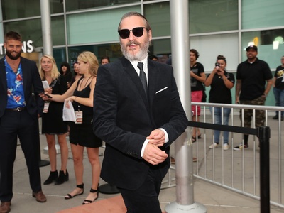 别担心，他不会走远的剧照的剧照