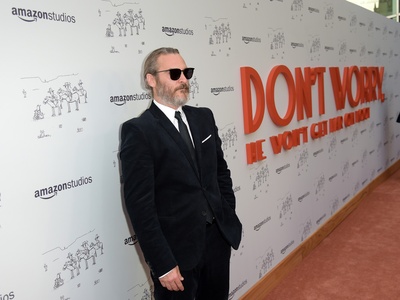 别担心，他不会走远的剧照的剧照