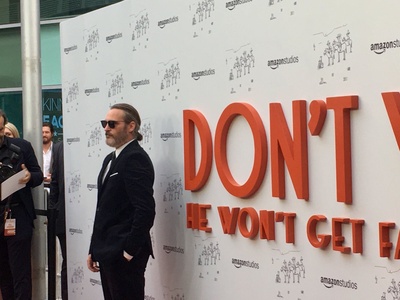 别担心，他不会走远的剧照的剧照