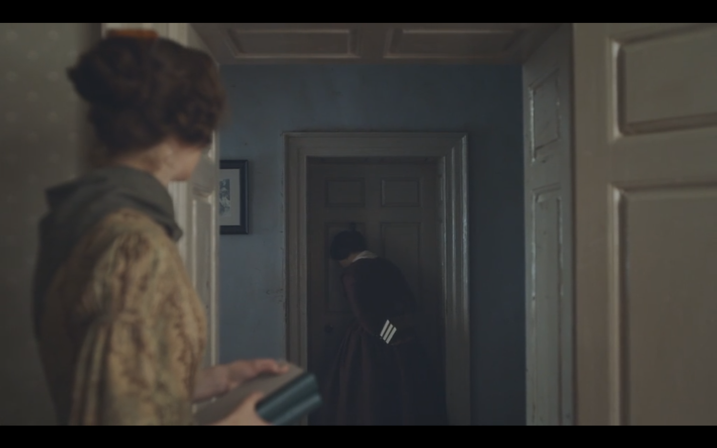 隐于书后剧照的剧照