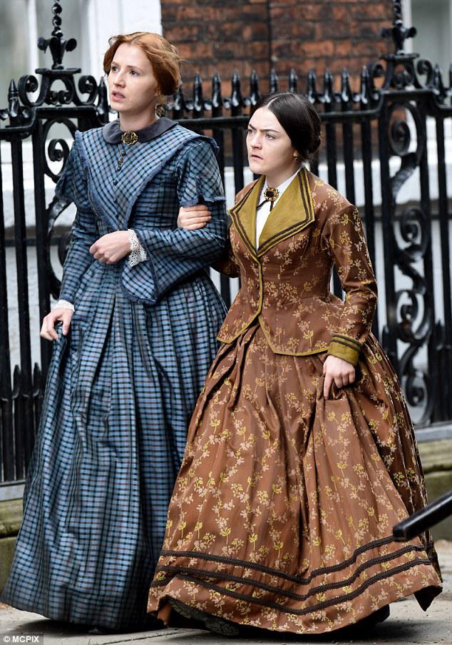 隐于书后剧照的剧照