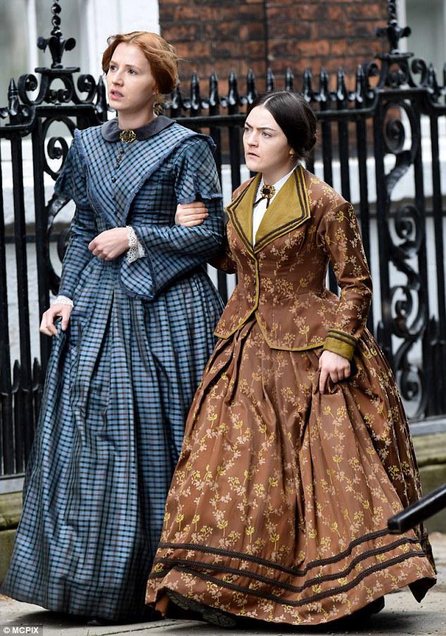 隐于书后剧照的剧照