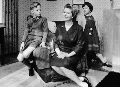 铁娘子：坚固柔情剧照的剧照