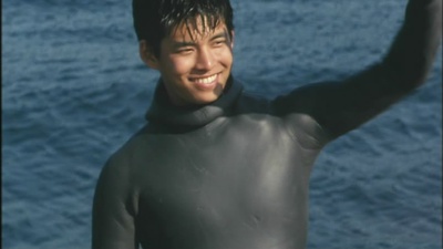 当她换上泳衣剧照的剧照