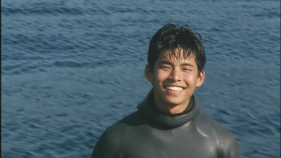 当她换上泳衣剧照的剧照