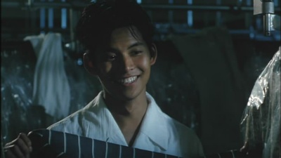 当她换上泳衣剧照的剧照