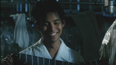 当她换上泳衣剧照的剧照