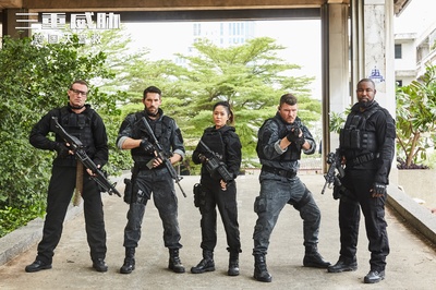 三重威胁之跨国大营救剧照的剧照