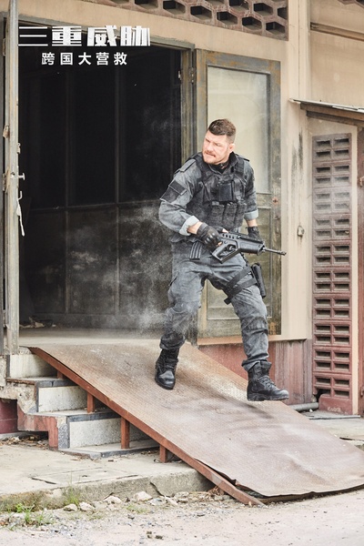 三重威胁之跨国大营救剧照的剧照