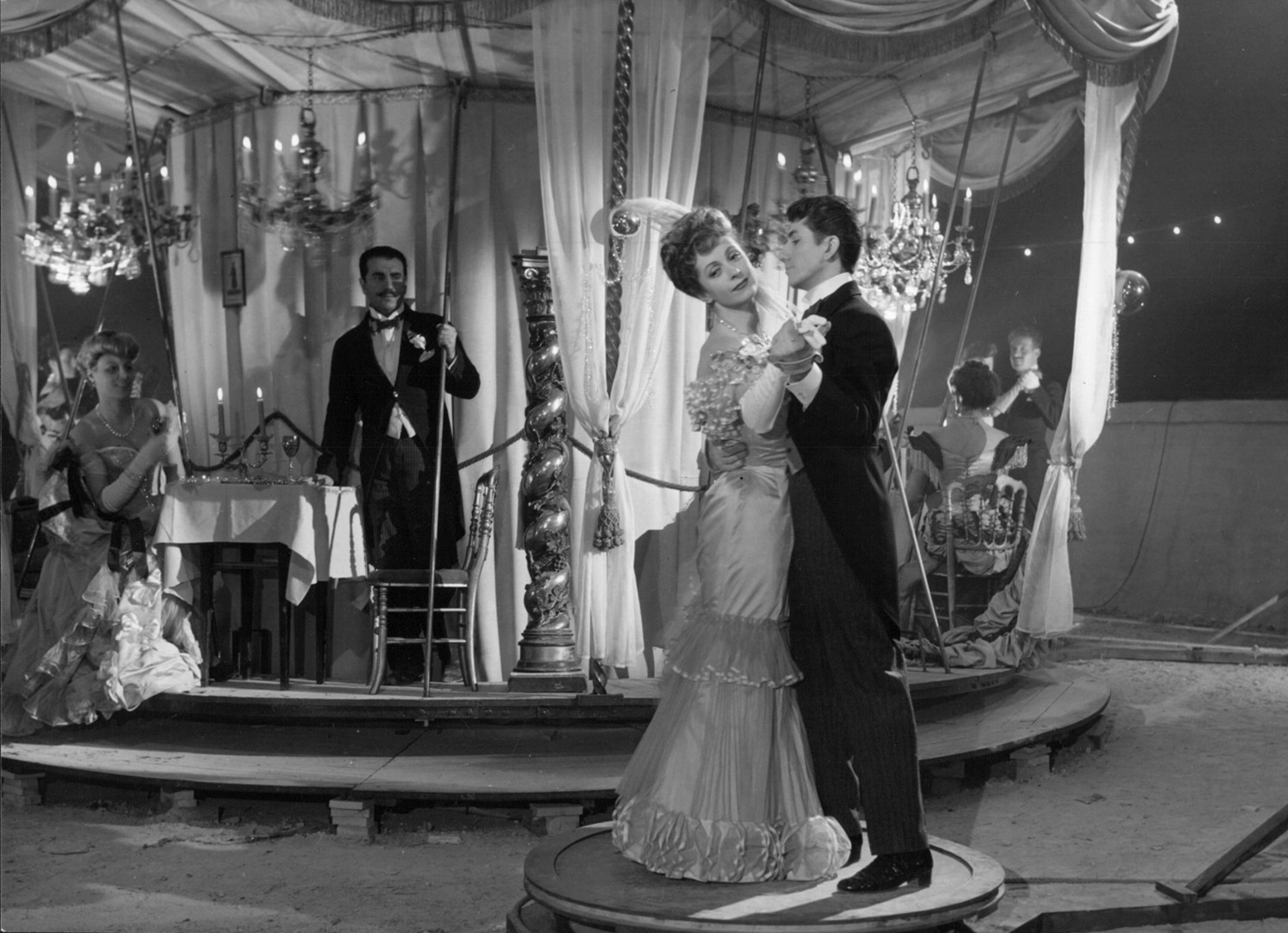 轮舞剧照的剧照