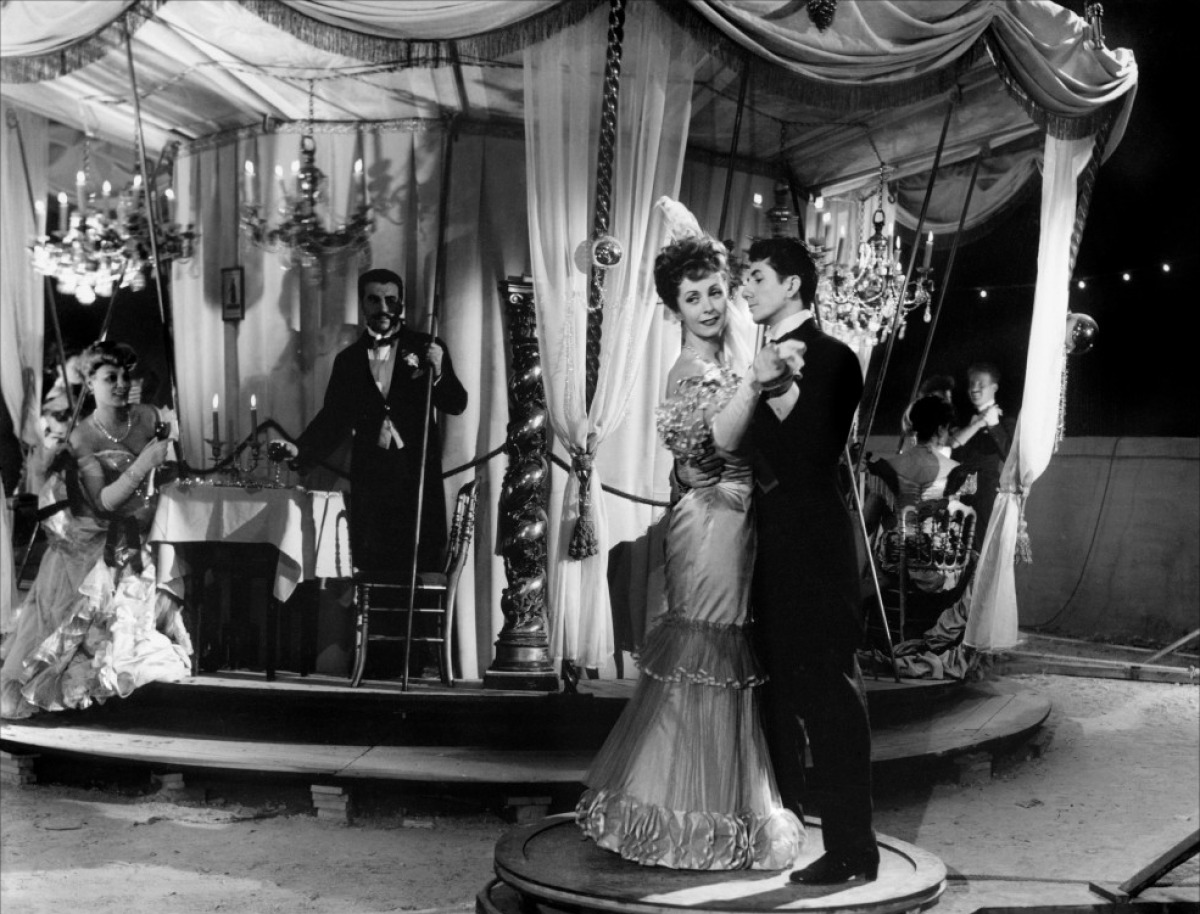 轮舞剧照的剧照