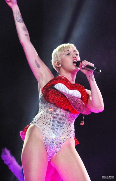 麦莉.赛勒斯 Bangerz 演唱会剧照的剧照