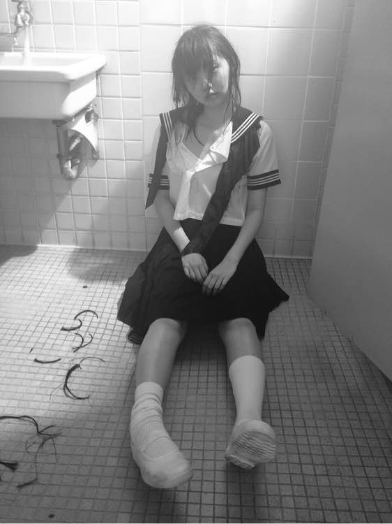 伤痕累累的恶魔剧照的剧照