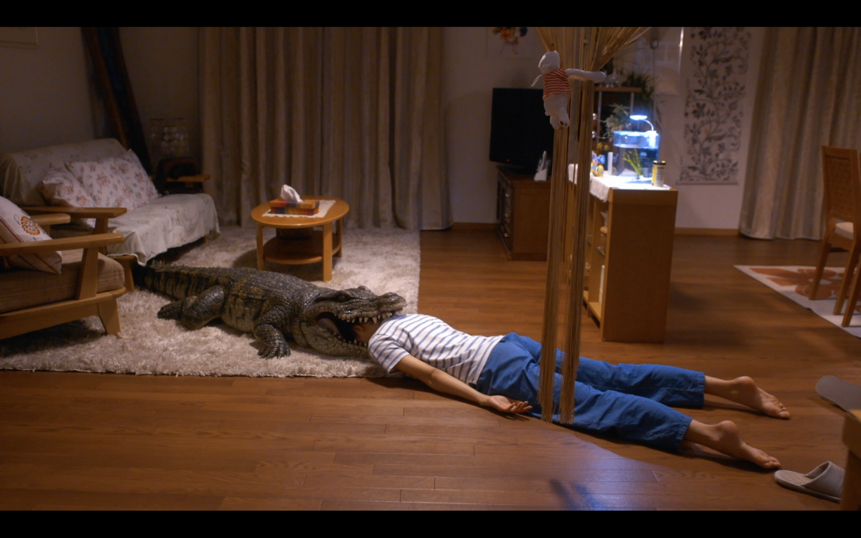 每天回家都会看到老婆在装死剧照的剧照