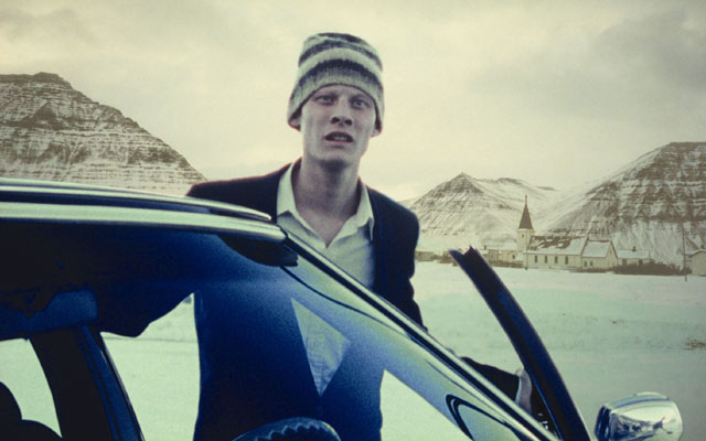 航向热带岛屿的冰山剧照的剧照