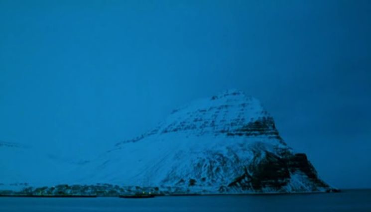 航向热带岛屿的冰山剧照的剧照