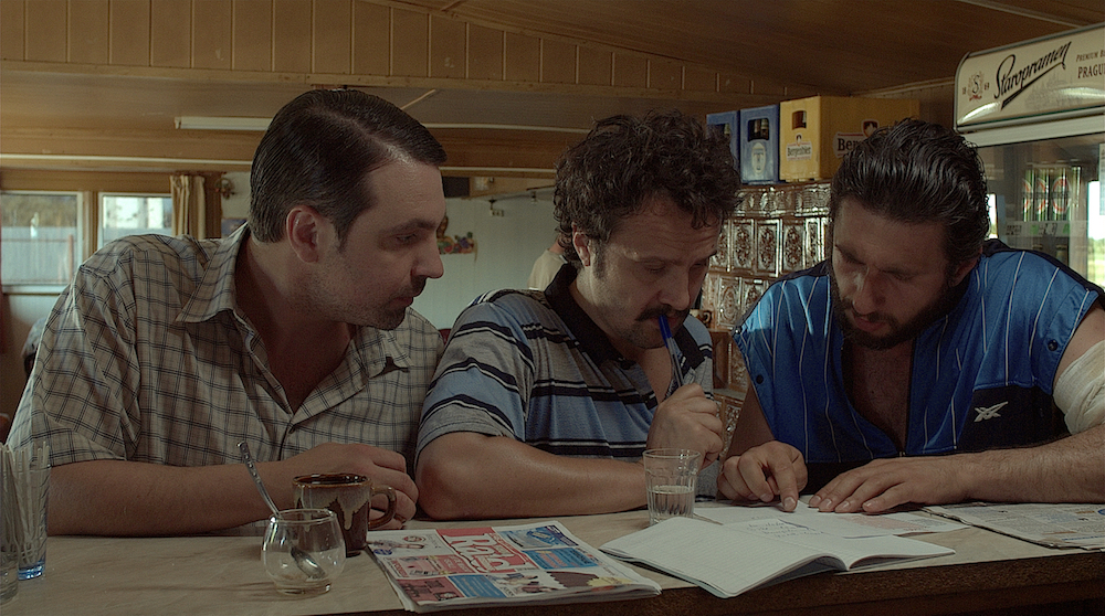 两张彩票剧照的剧照