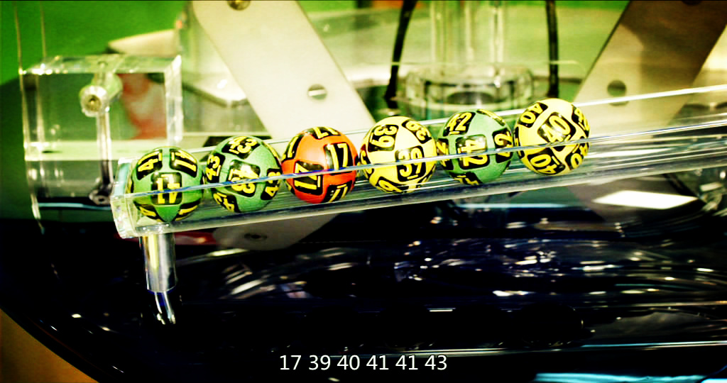 两张彩票剧照的剧照