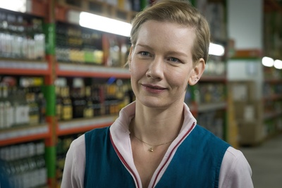 货架之间剧照的剧照