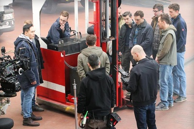 货架之间剧照的剧照