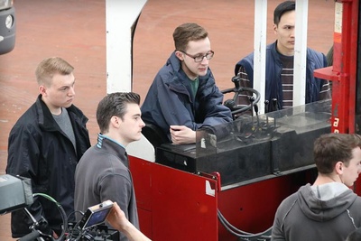 货架之间剧照的剧照