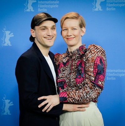 货架之间剧照的剧照