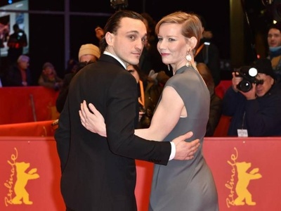 货架之间剧照的剧照