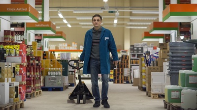 货架之间剧照的剧照