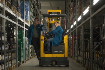 货架之间剧照的剧照