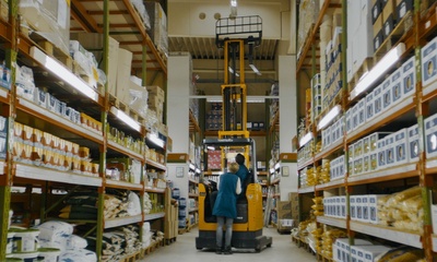 货架之间剧照的剧照