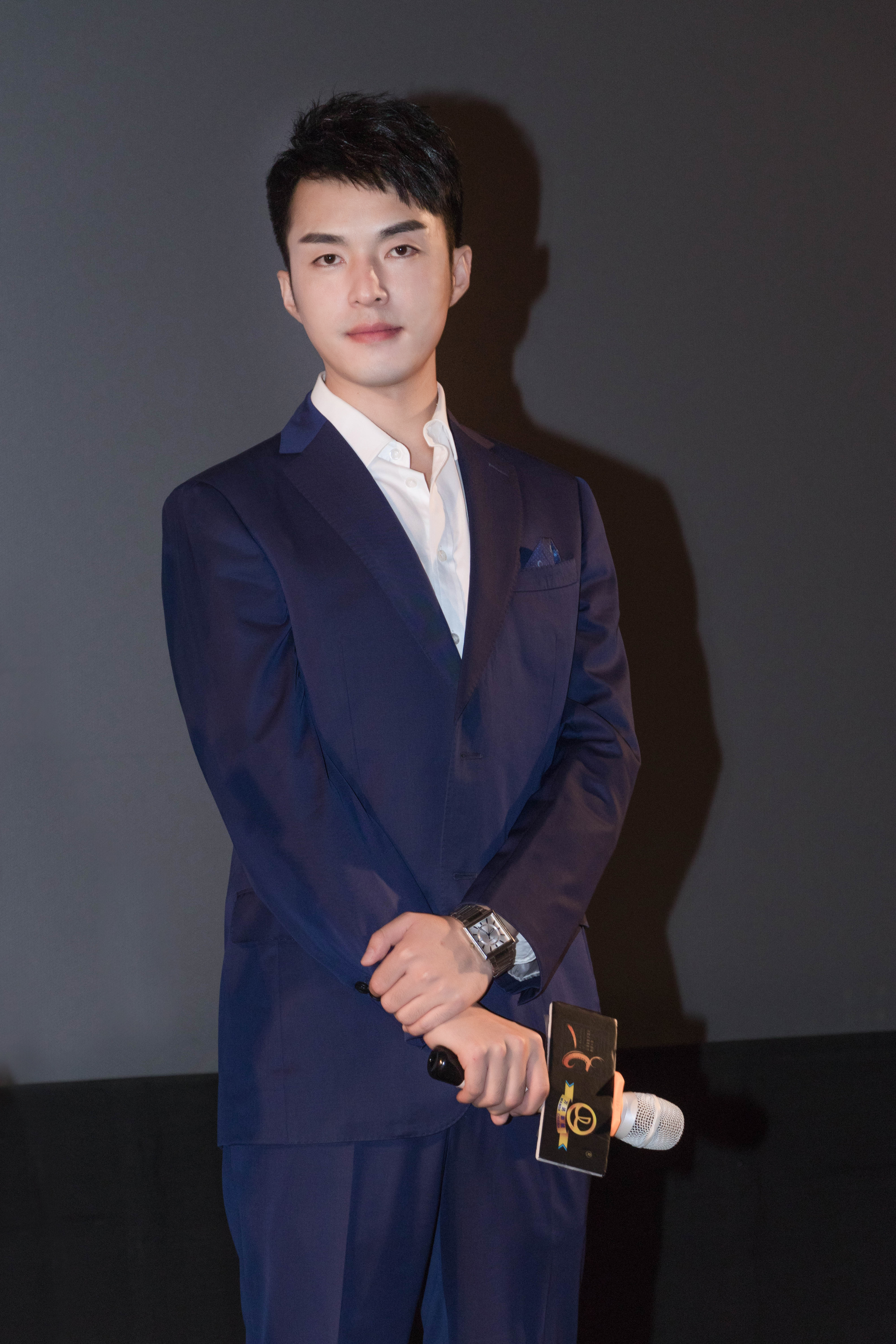 被阳光移动的山脉剧照的剧照