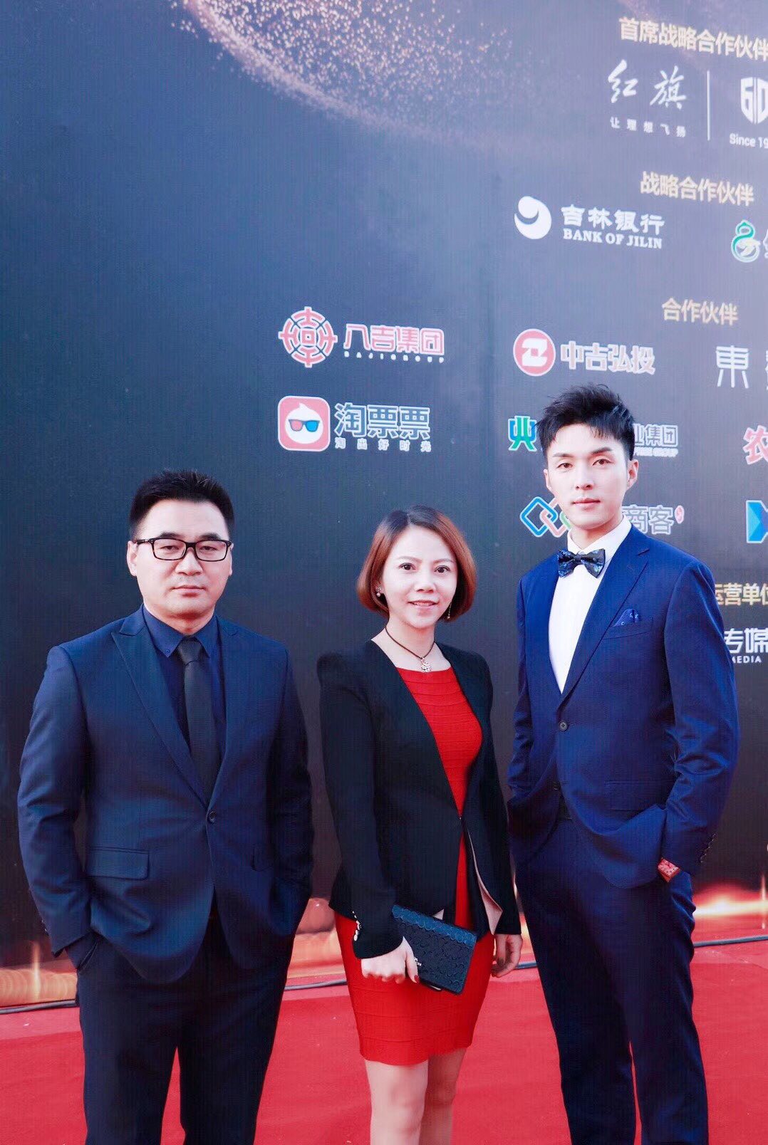 被阳光移动的山脉剧照的剧照