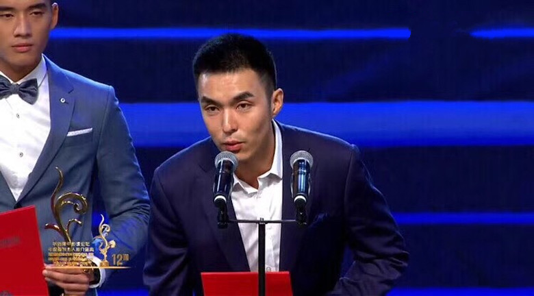 被阳光移动的山脉剧照的剧照