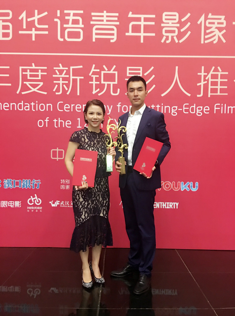 被阳光移动的山脉剧照的剧照