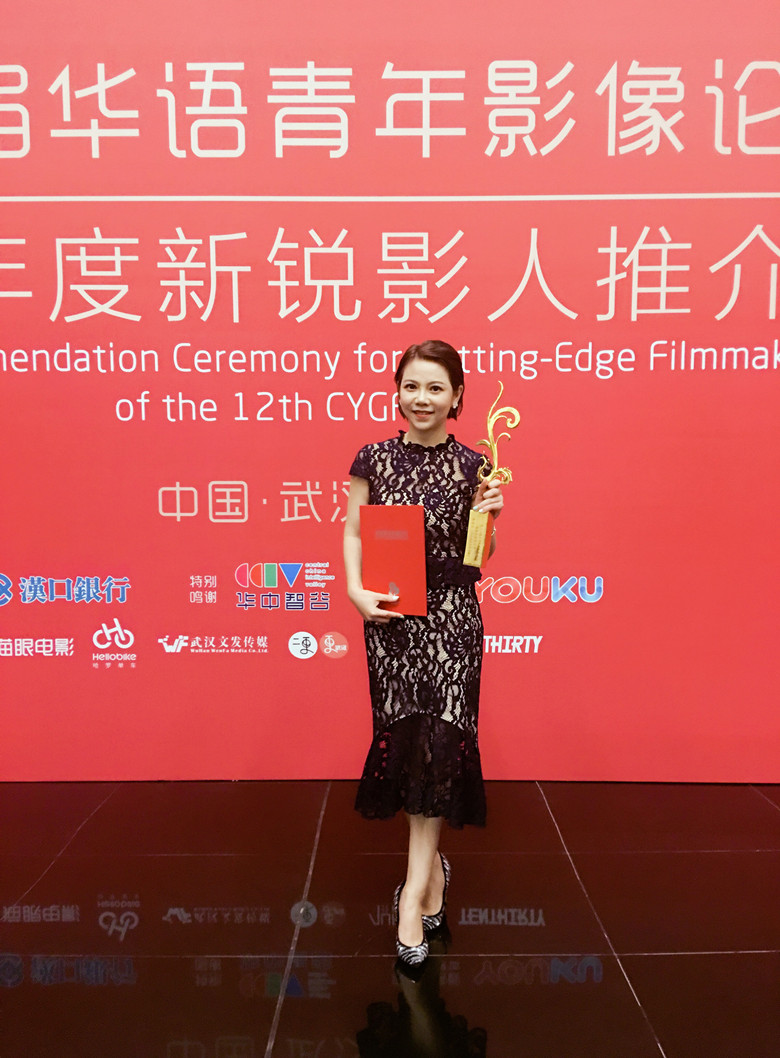 被阳光移动的山脉剧照的剧照