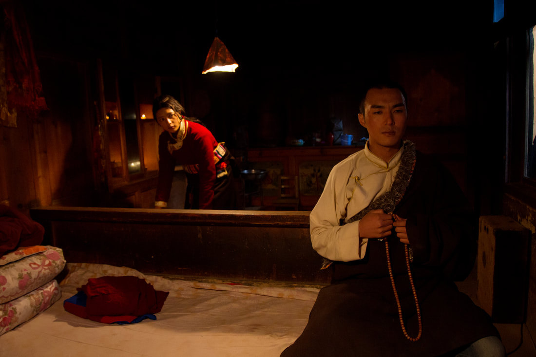 被阳光移动的山脉剧照的剧照