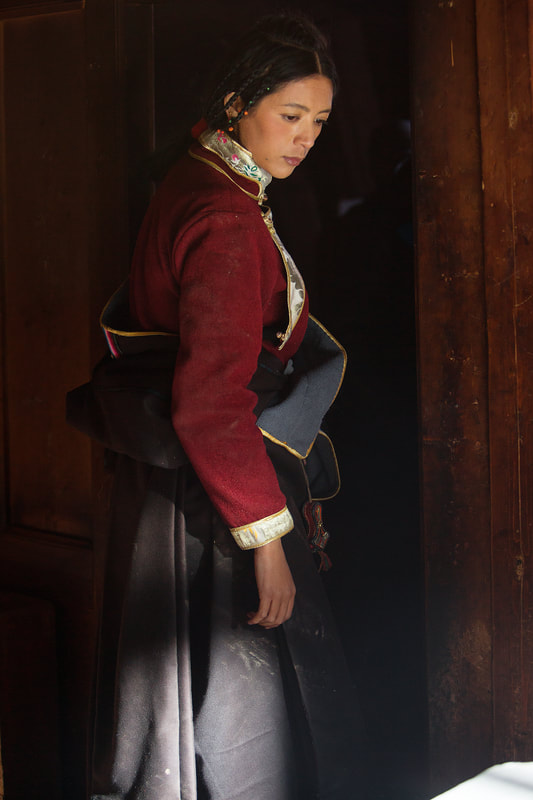 被阳光移动的山脉剧照的剧照