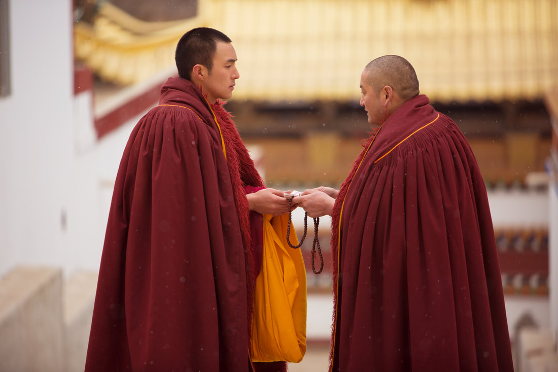 被阳光移动的山脉剧照的剧照