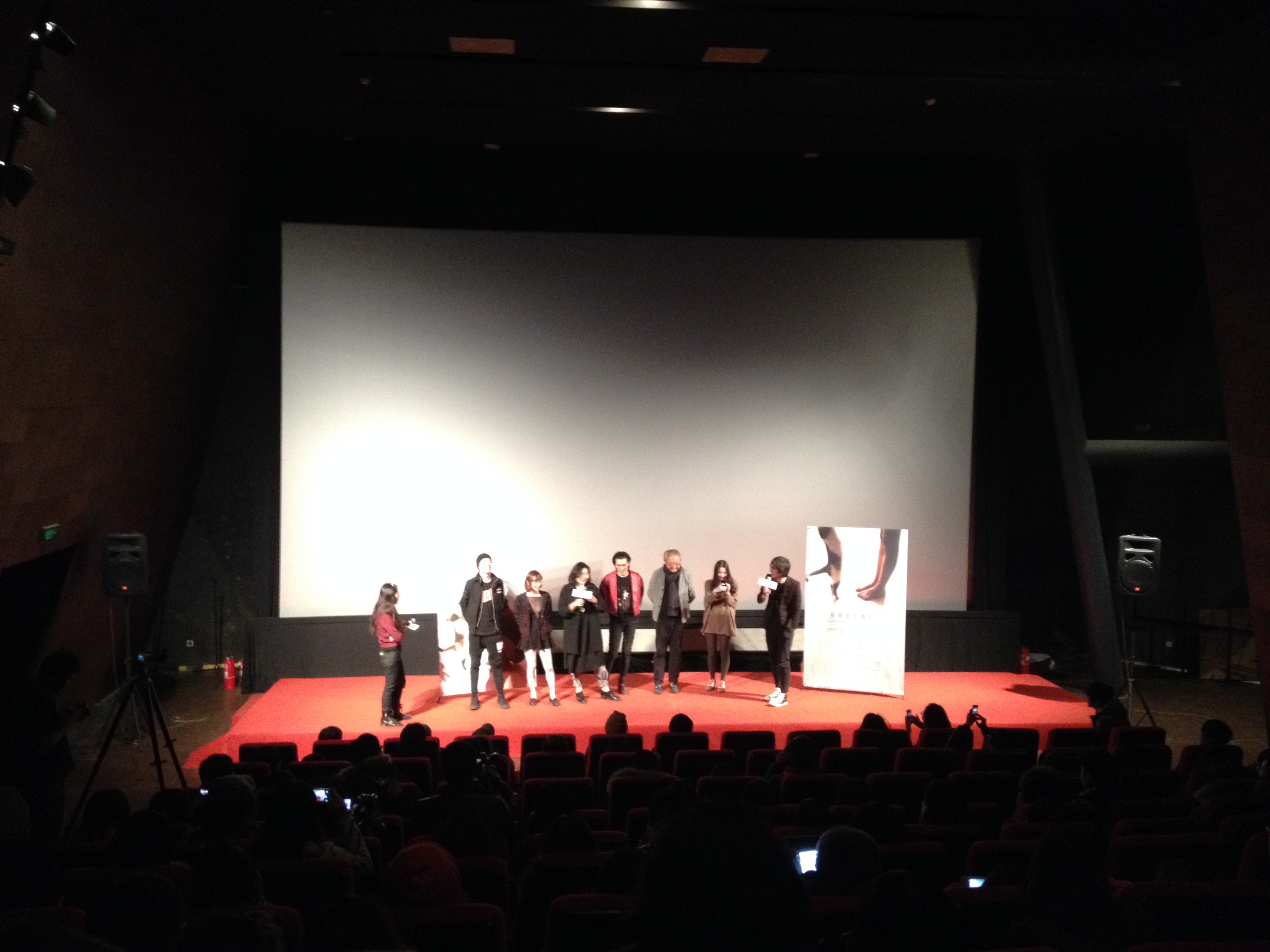 房间里的舞蹈剧照的剧照