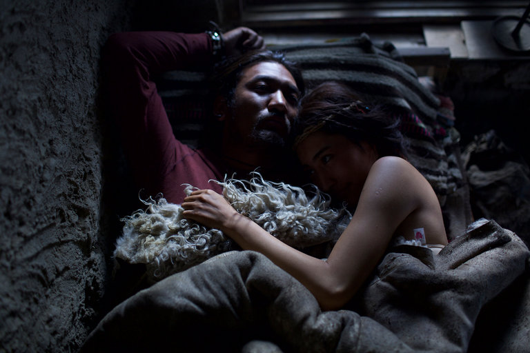 皮绳上的魂剧照的剧照