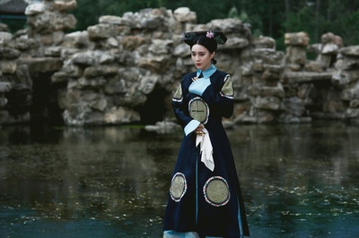 画框里的女人剧照的剧照