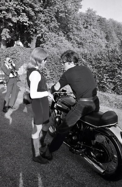 摩托车上的女孩剧照的剧照